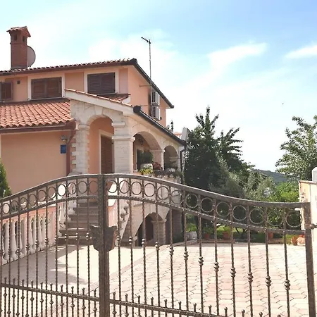 Petra Apartment *